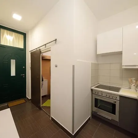 Erezd Magad Otthon Sziveben * بودابست